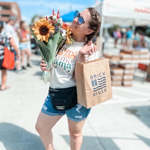 Hello! I’m Olive! Welcome to my closet! - Picture 3 of 16